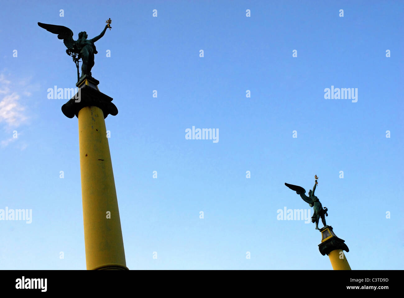 Silhouette di due Golden statue di Muse, la testa del candelabro. Praga Foto Stock