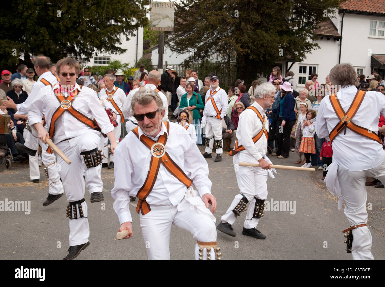 Morris ballerini danzare a raggiungere la fiera di villaggio, raggiungere, Cambridgeshire Regno Unito Foto Stock