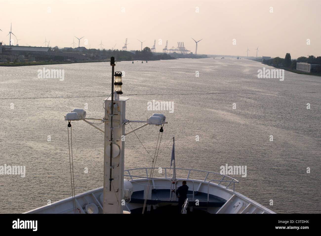 Canale della nave del Mare del Nord, dal ponte del transatlantico Marco Polo, Amsterdam a Ijmuiden, Paesi Bassi. Immagine di archivio, scartata 2021 Foto Stock