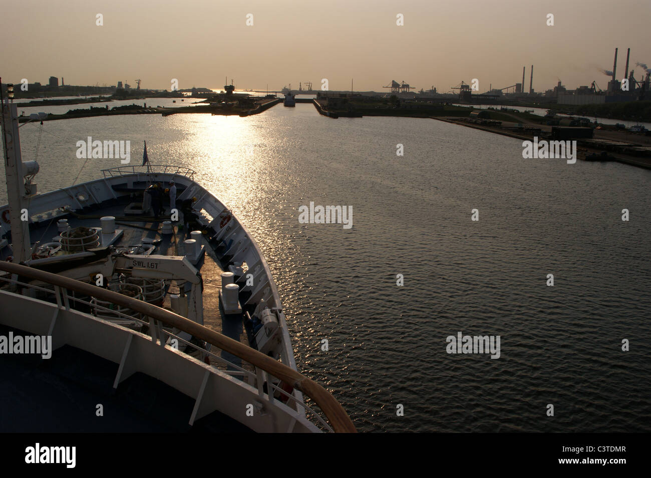 Canale della nave del Mare del Nord, dal ponte del transatlantico Marco Polo, Amsterdam a Ijmuiden, Paesi Bassi. Immagine di archivio, scartata 2021 Foto Stock