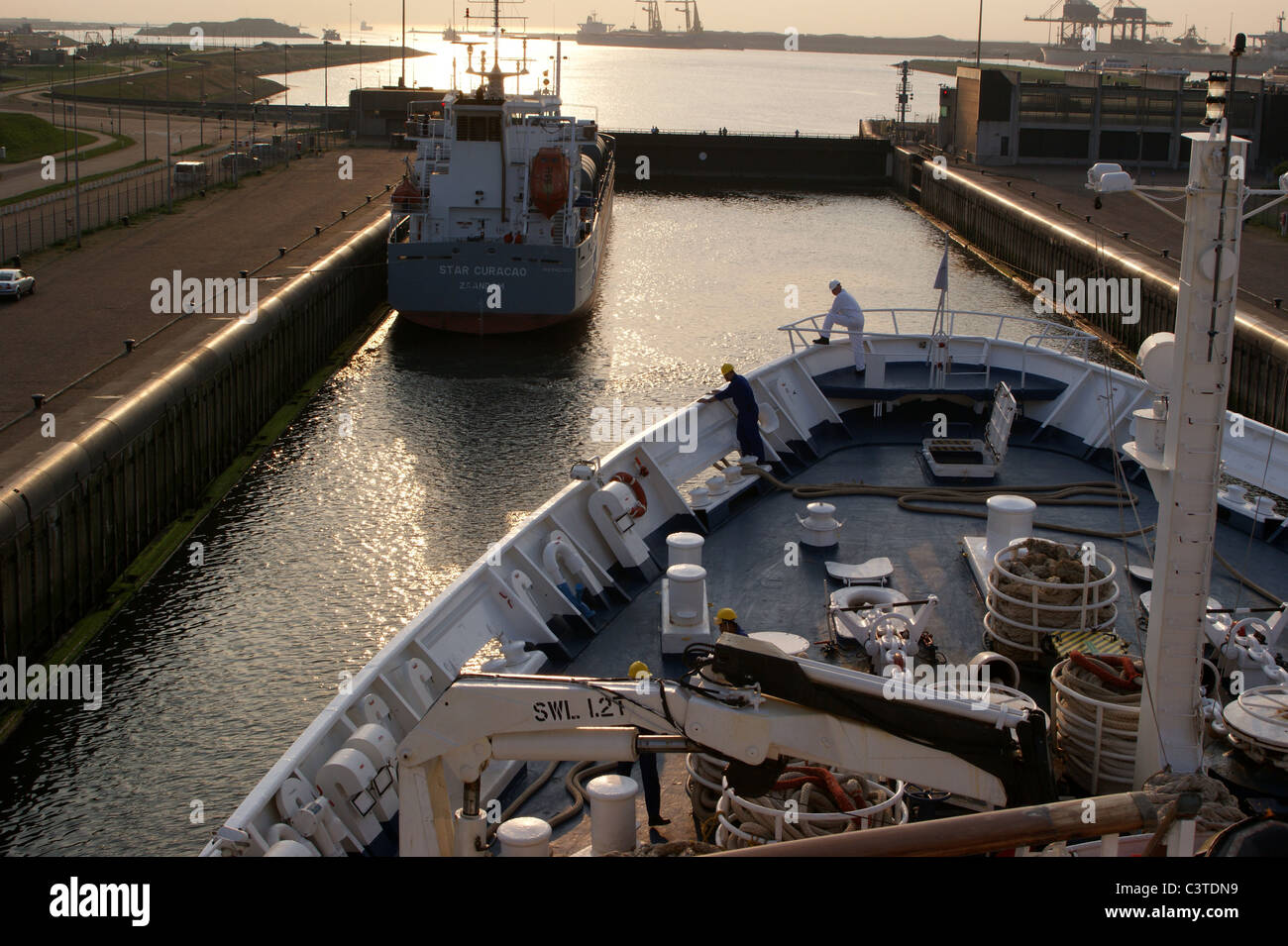 Ocean Liner MV Marco Polo entrando nella serratura del mare, canale della nave del Mare del Nord, Amsterdam a Ijmuiden, Paesi Bassi. Immagine di archivio, scartata 2021 Foto Stock