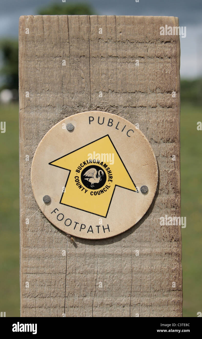 Un sentiero pubblico segno su un palo di legno vicino a Wendover, Buckinghamshire, UK. Foto Stock