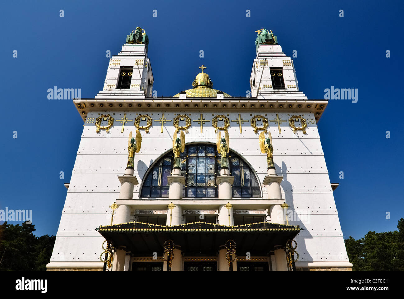 Art deco chiesa a Vienna con cuppola dorato nella parte anteriore del cielo blu Foto Stock