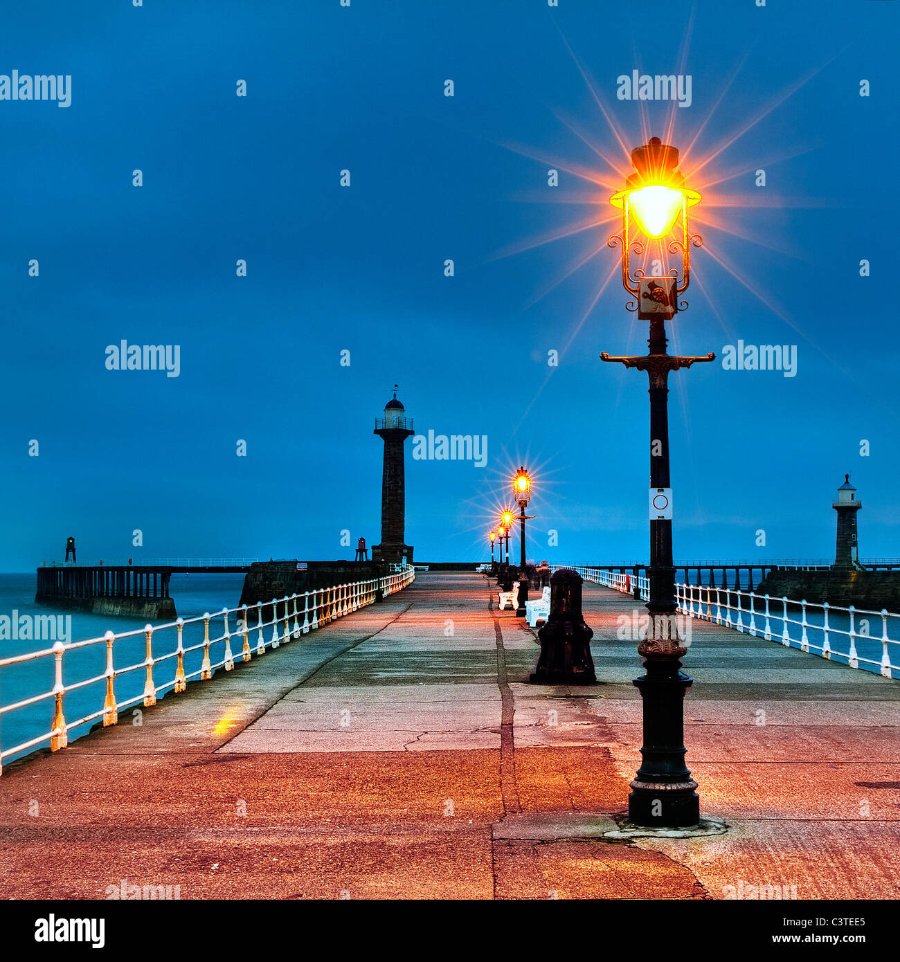 Whitby Pier di notte Foto Stock