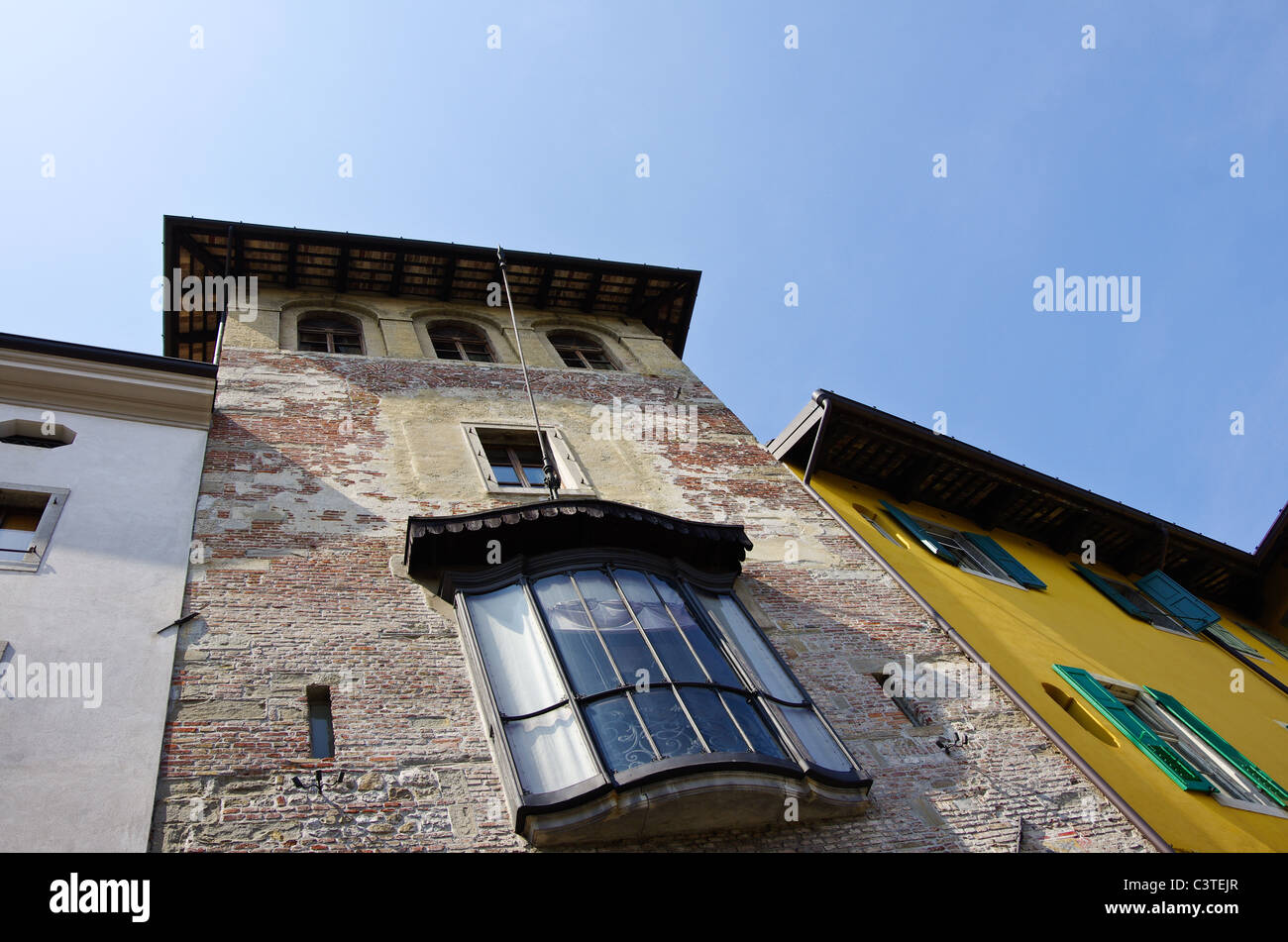 Edificio storico tra due italiani moderni edifici di stile a Udine, Italia Foto Stock