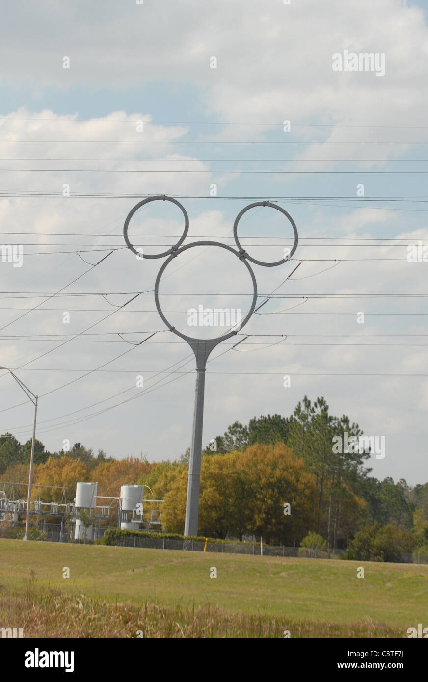 Un polo utilità sagomata nella comparsa di Mickey Mouse grazie interstate route 95 in Florida. Foto Stock