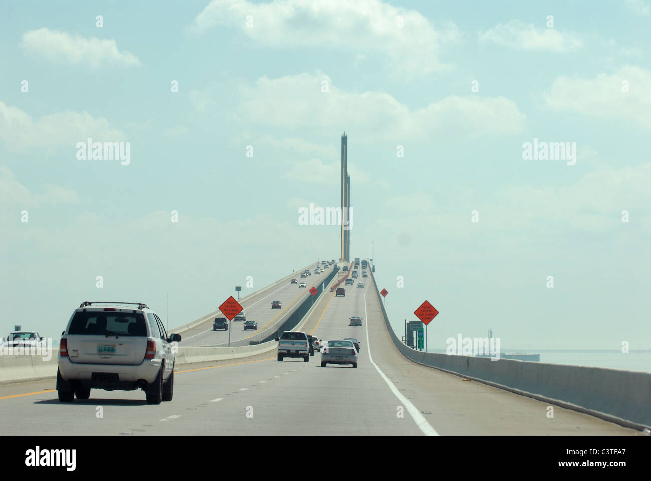 Il Sunshine Skyway Bridge porta gli automobilisti da San Pietroburgo a Bradenton, Florida Foto Stock