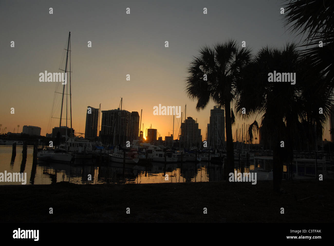 Tramonto mostra lo skyline di San Pietroburgo, Florida Foto Stock