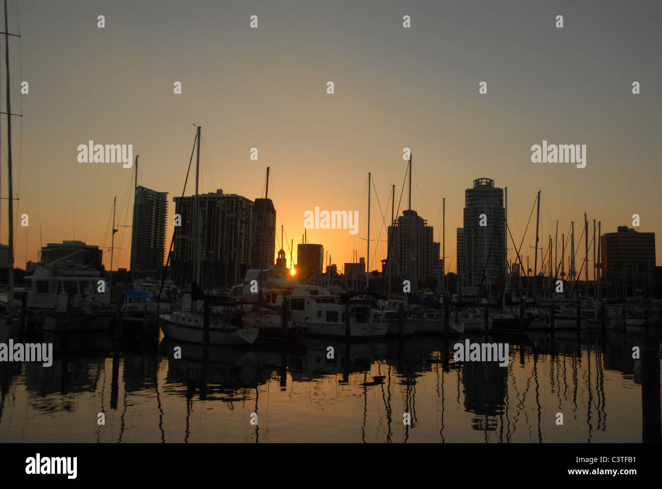 Tramonto mostra lo skyline di San Pietroburgo, Florida Foto Stock