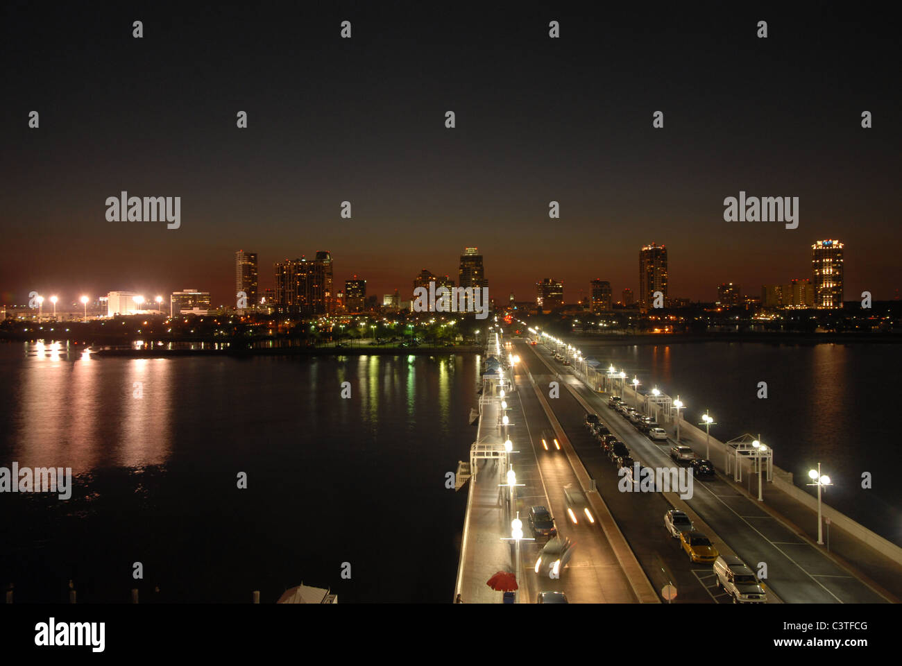 Tramonto mostra lo skyline di San Pietroburgo, Florida Foto Stock