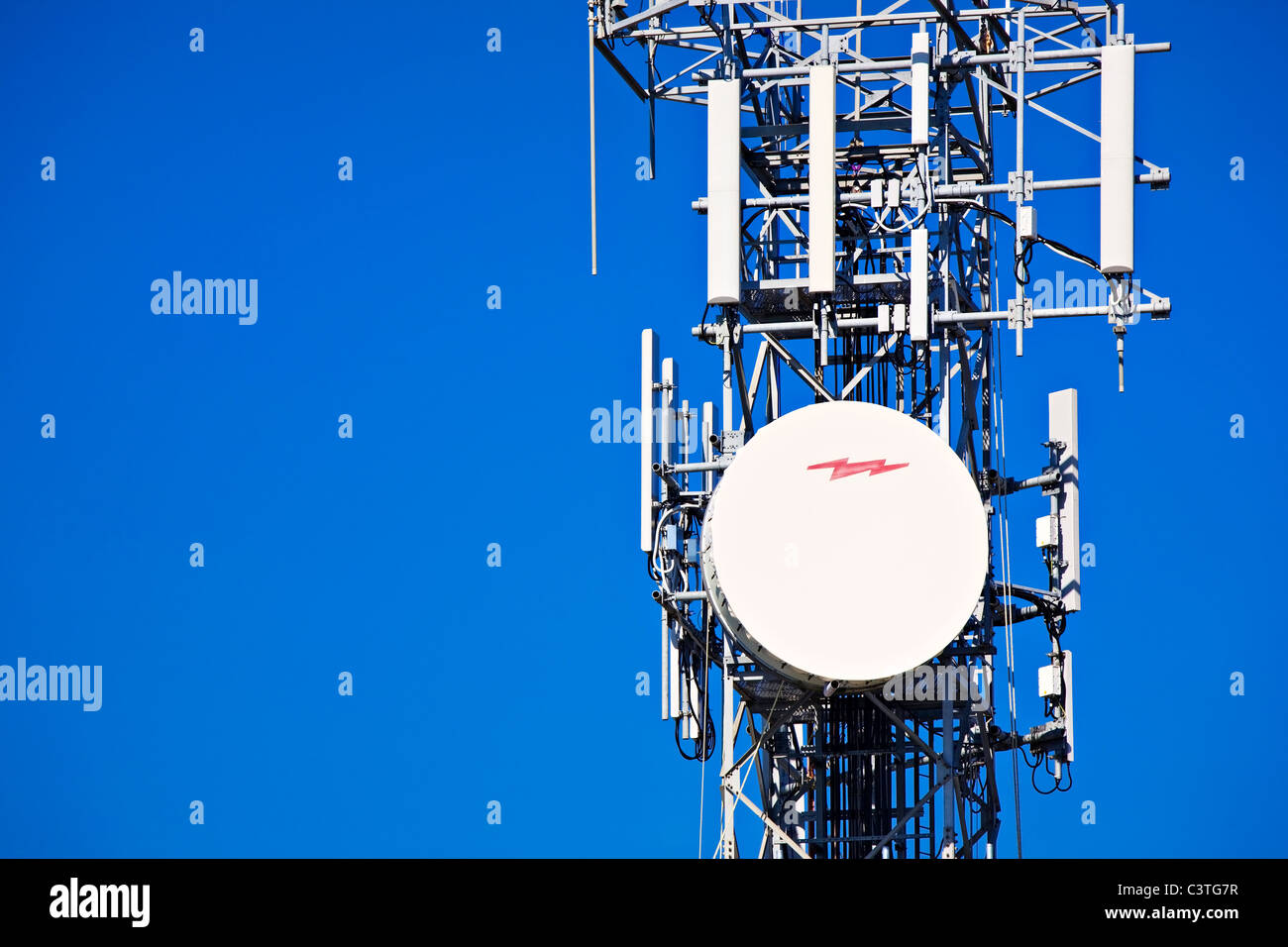 Una trasmissione di microonde tower e vivid blue sky sfondo. Ballarat Victoria Australia. Foto Stock
