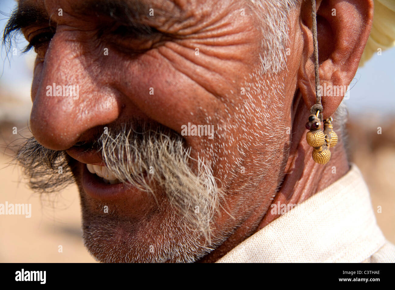 Popolo Indiano e vita quotidiana durante il cammello annuale fiera di Pushkar, Rajasthan, India, Asia Foto Stock