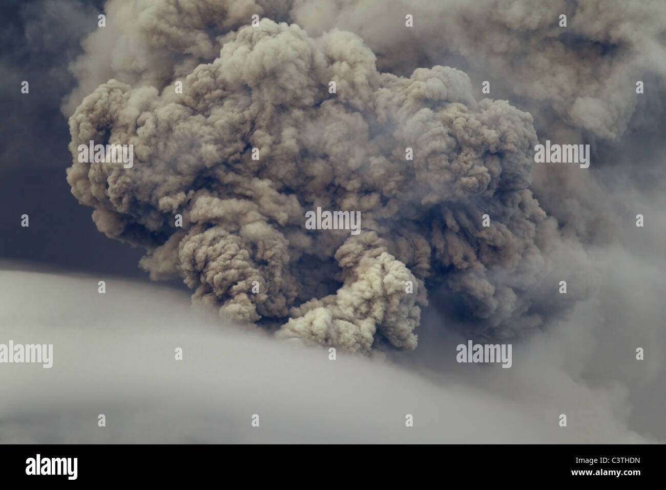 Esplosione di piroclastici oltre il vulcano Tungurahua Maggio 2011 Ecuador Foto Stock