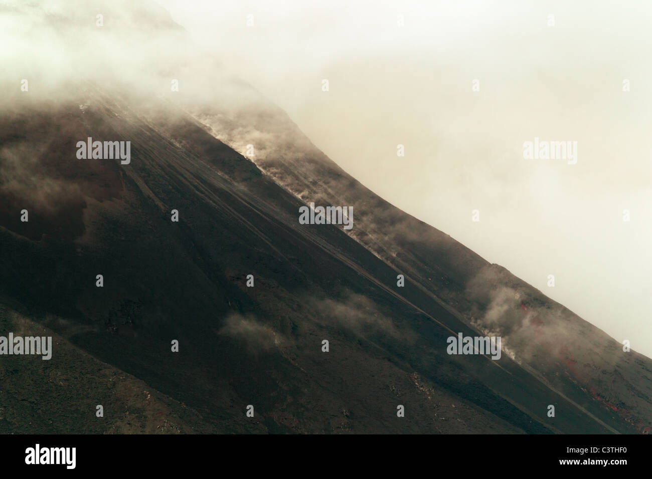 Ne lato del vulcano Tungurahua coperto di cenere durante l'ultima eruzione a data aprile 2011 Foto Stock