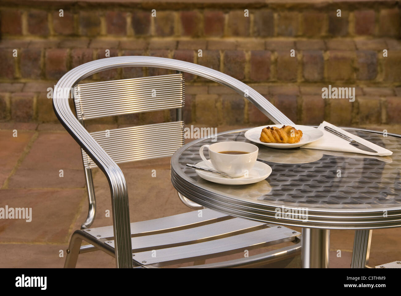 Café tavolo e sedia su di un terrazzo. Foto Stock