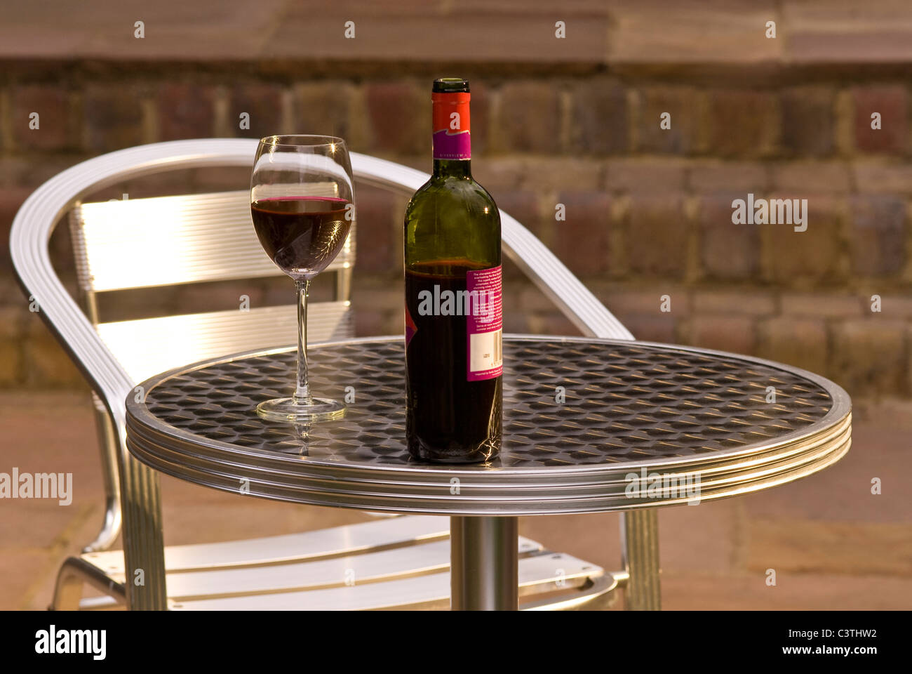 Café tavolo e sedia su di un terrazzo. Foto Stock