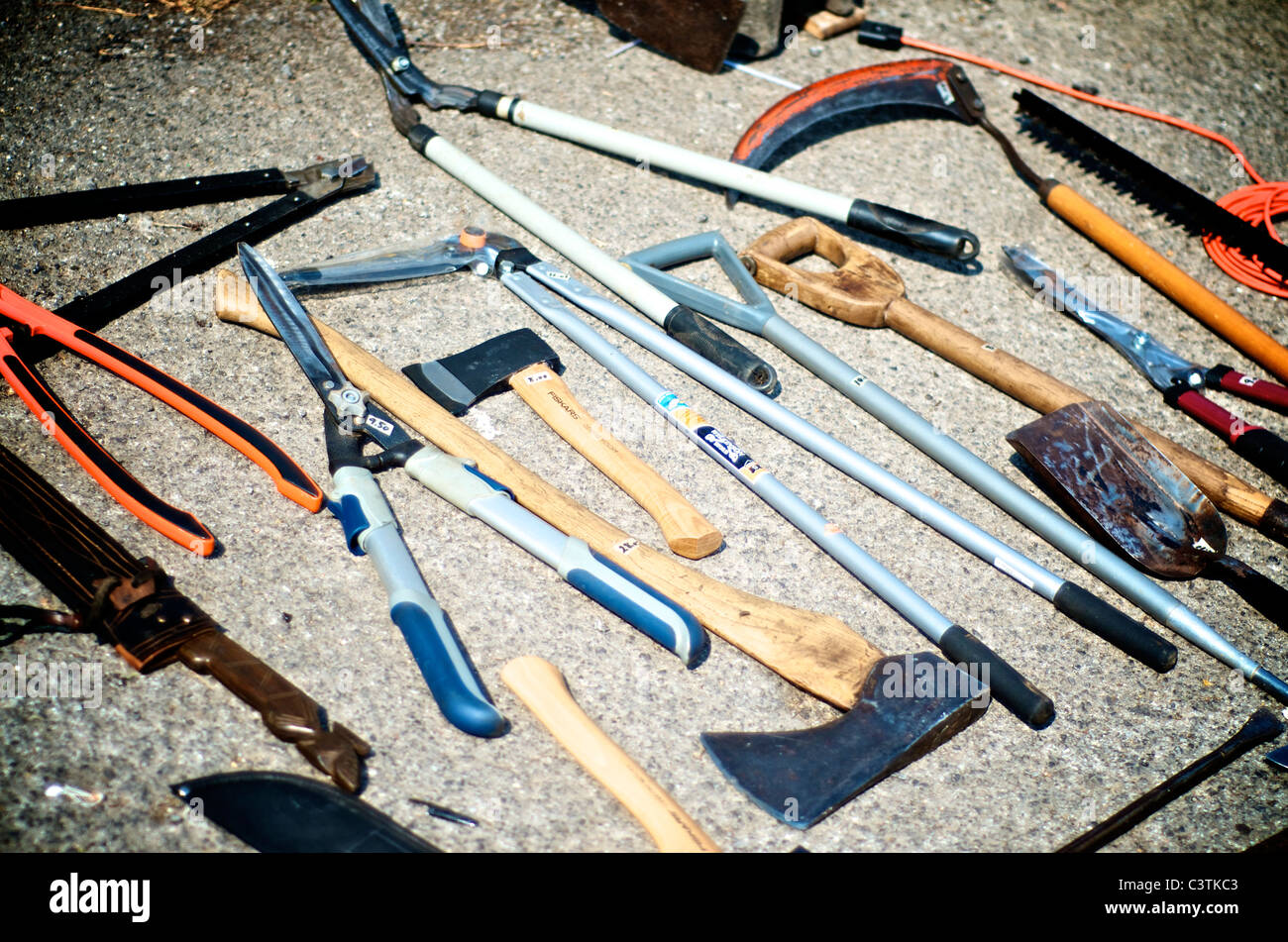 Attrezzi da giardino nel mercato delle pulci retrò Foto Stock