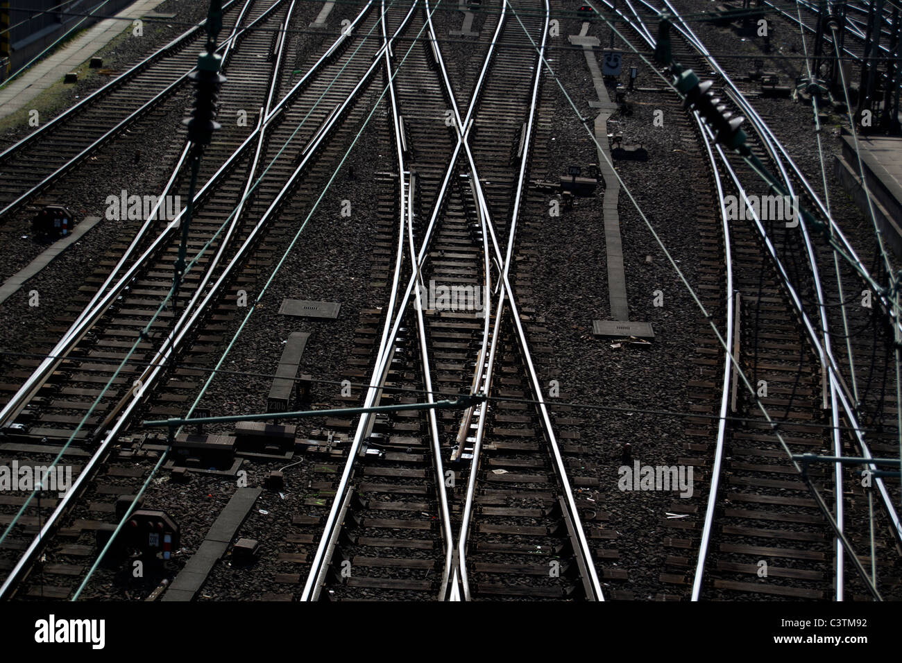 I binari ferroviari vicino alla stazione ferroviaria principale di Hauptbahnhof in Amburgo Foto Stock