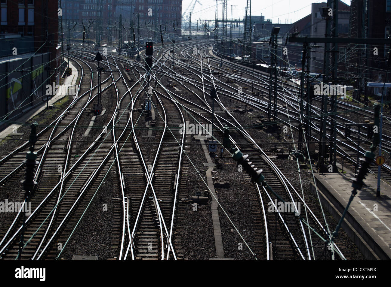 I binari ferroviari vicino alla stazione ferroviaria principale di Hauptbahnhof in Amburgo Foto Stock