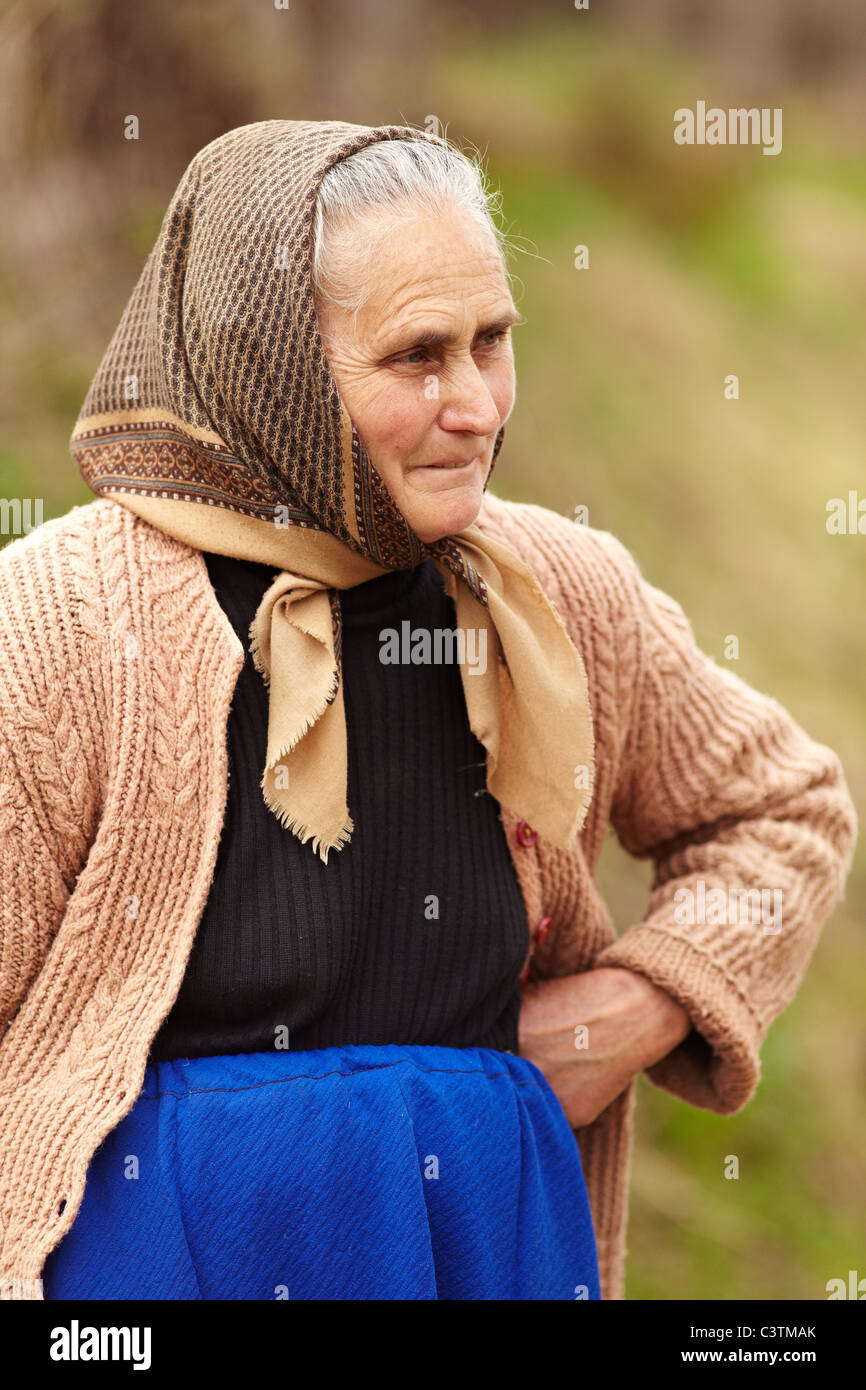 Ritratto di una vecchia donna rurale con fazzoletto su sfondo sfocato Foto  stock - Alamy
