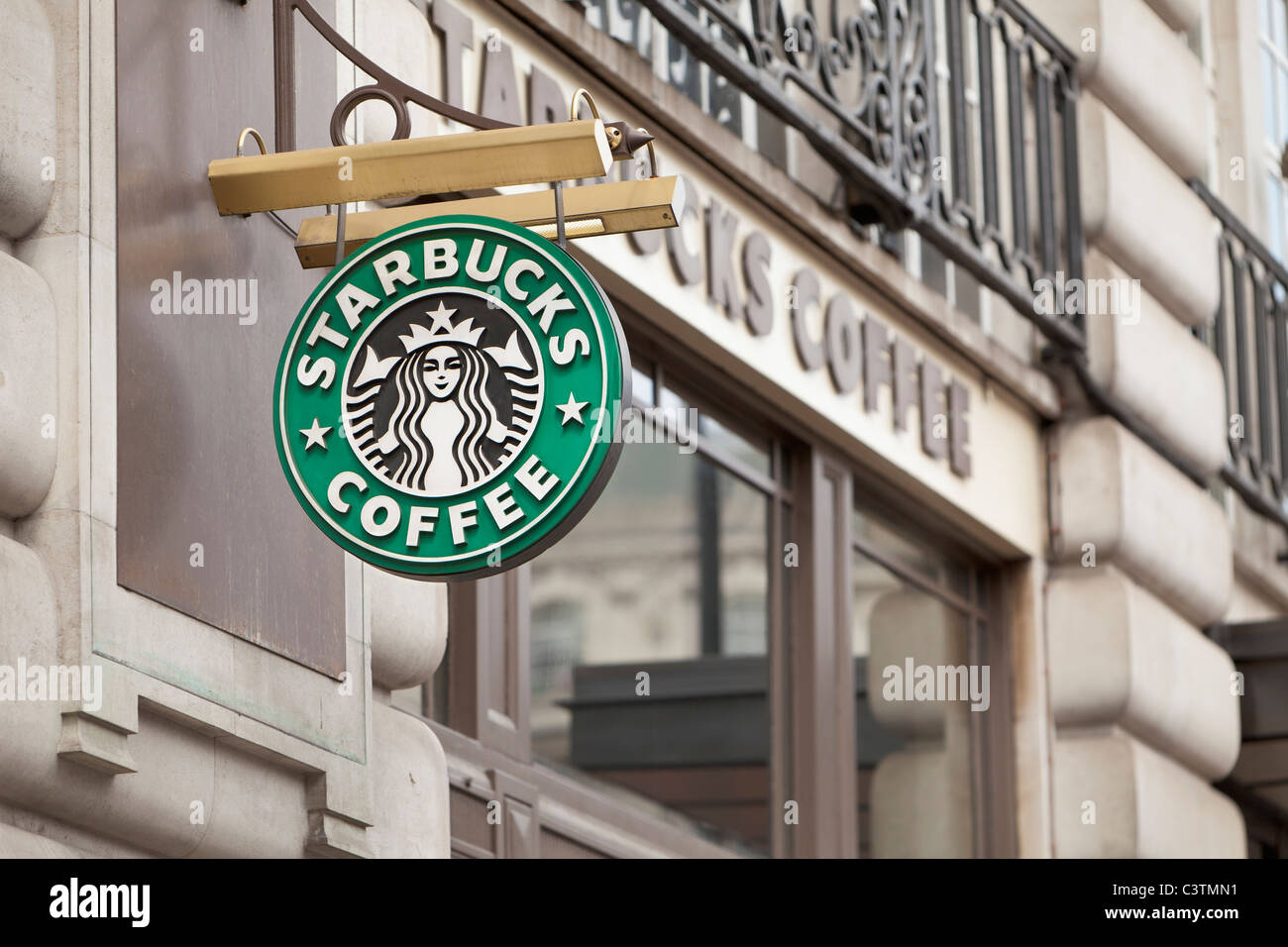 Starbucks Coffee sign logo, Londra, Inghilterra Foto Stock