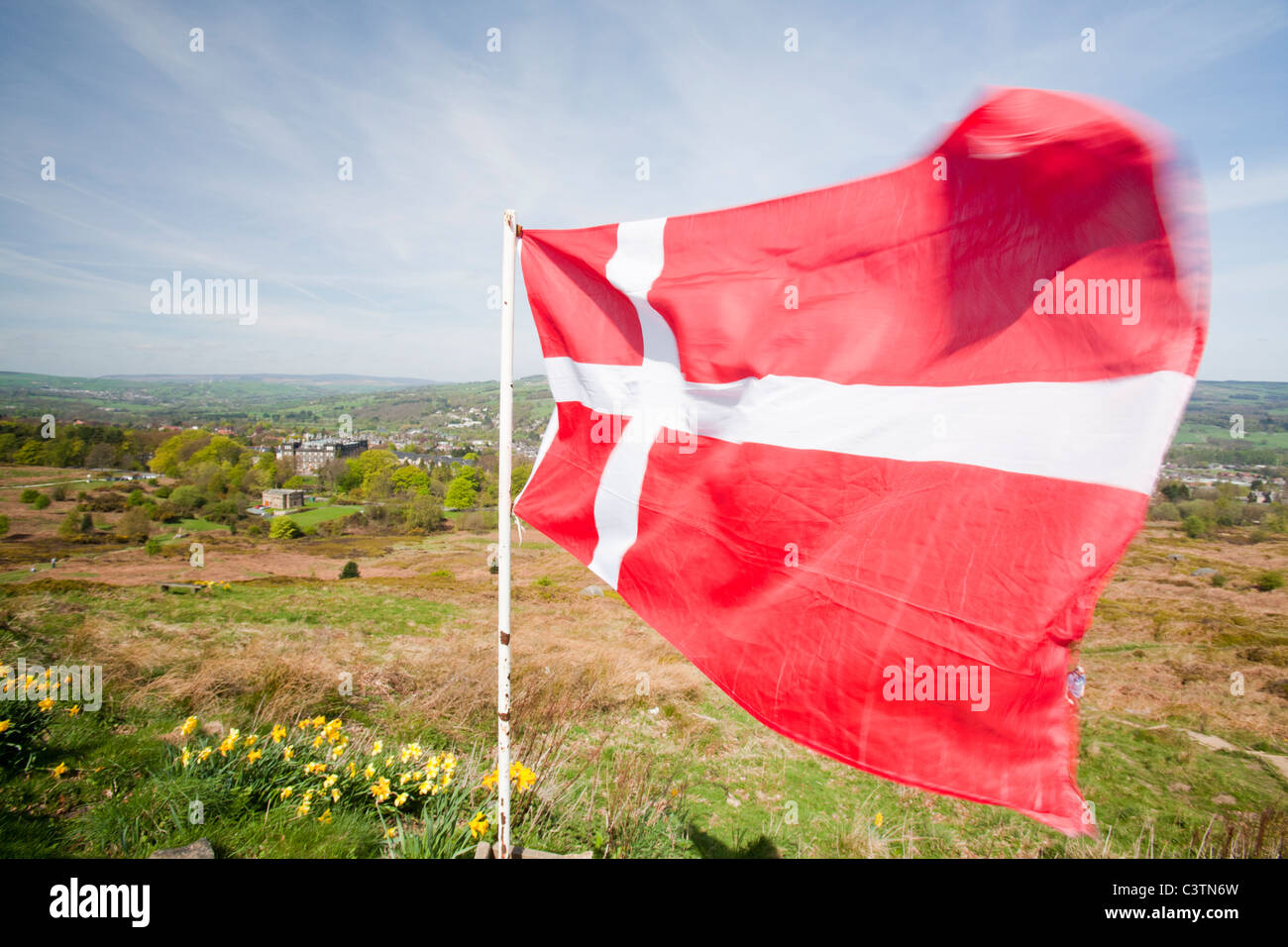 Una bandiera danese a pozzetti bianchi su Ilkley Moor, Yorkshire, Regno Unito. Foto Stock