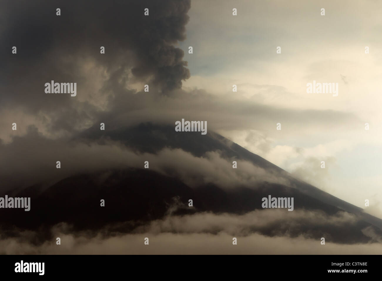 Vulcano Tungurahua eruzione possono 2011 grandi quantità di cenere inscurimento del cielo composizione orizzontale Foto Stock