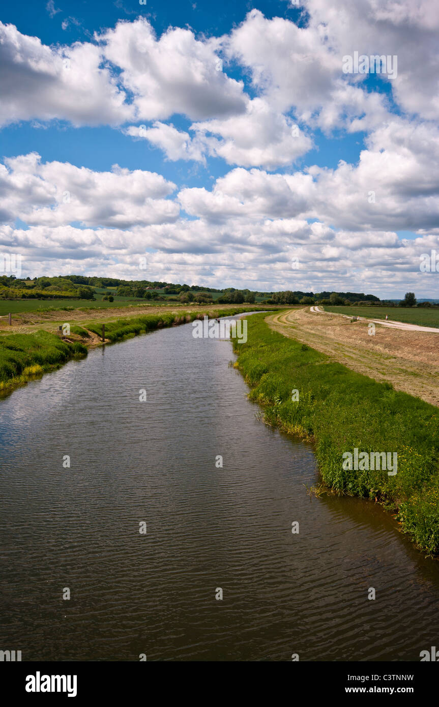 Il fiume Rother Kent e Sussex orientale campagna visto da Newenden Kent Foto Stock