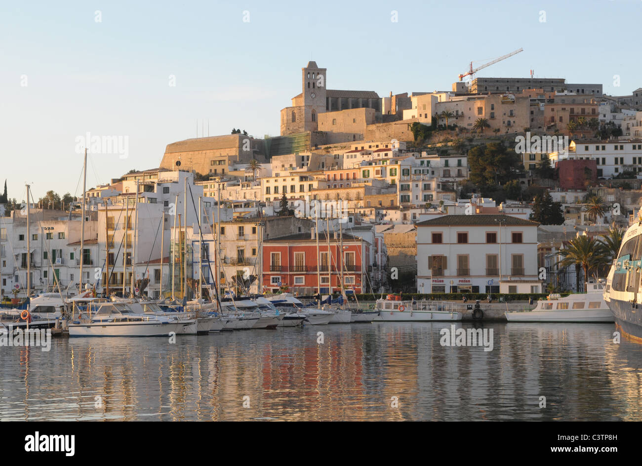 Città vecchia di Eivissa e porto di sunrise Foto Stock