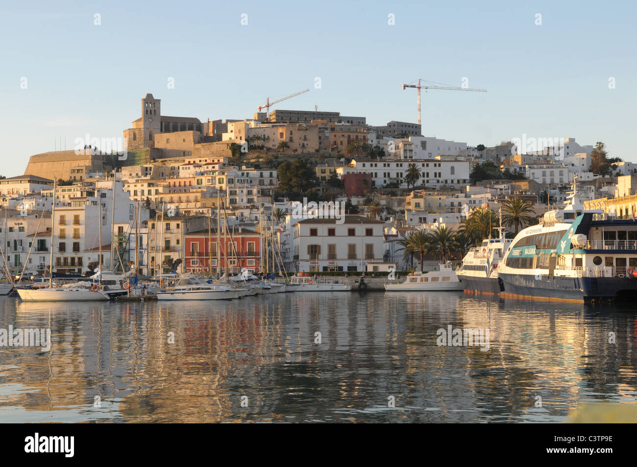 Città vecchia di Eivissa e porto di sunrise Foto Stock