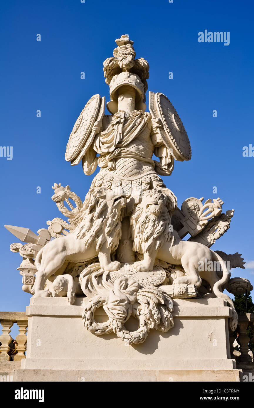 Una statua in marmo di un greco set di armatura con i lions di fronte blu cielo Foto Stock