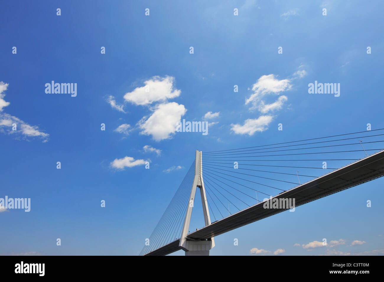 Tsurumi Tsubasa ponte contro il cielo blu Foto Stock