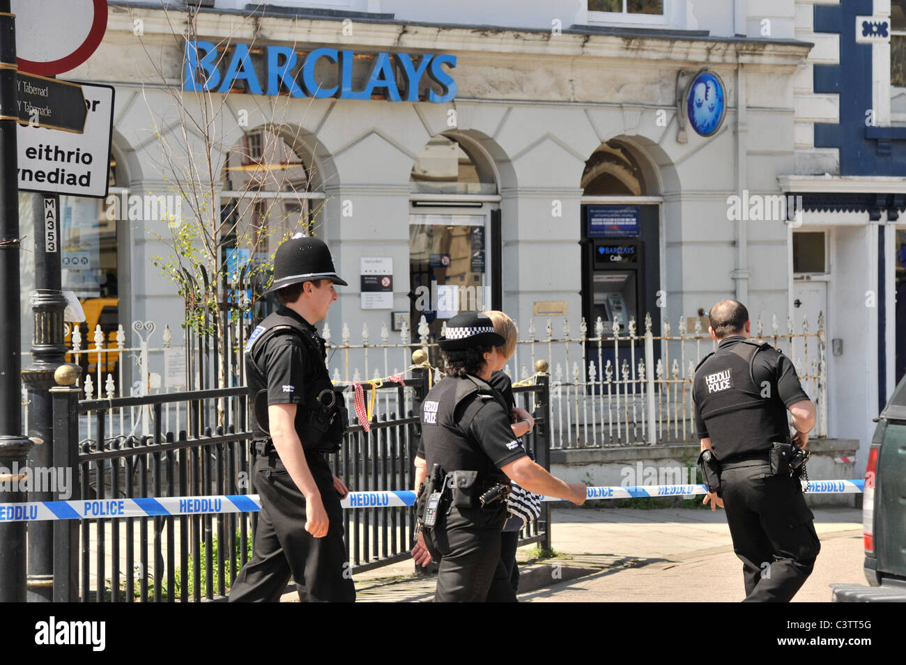 La polizia di presenze dopo una rapina in banca presso una filiale di Barclays Bank, Machynlleth Powys Wales UK - 19 Maggio 2011 Foto Stock