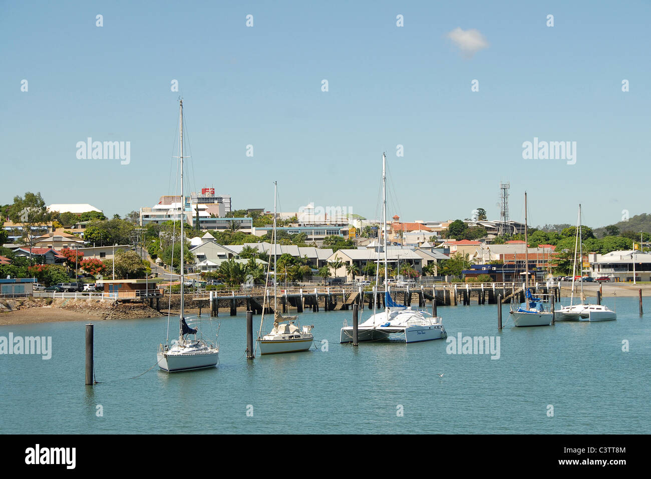 Il porto di Gladstone e sullo skyline della città nel Queensland, Australia, visto da ingresso di Auckland Foto Stock