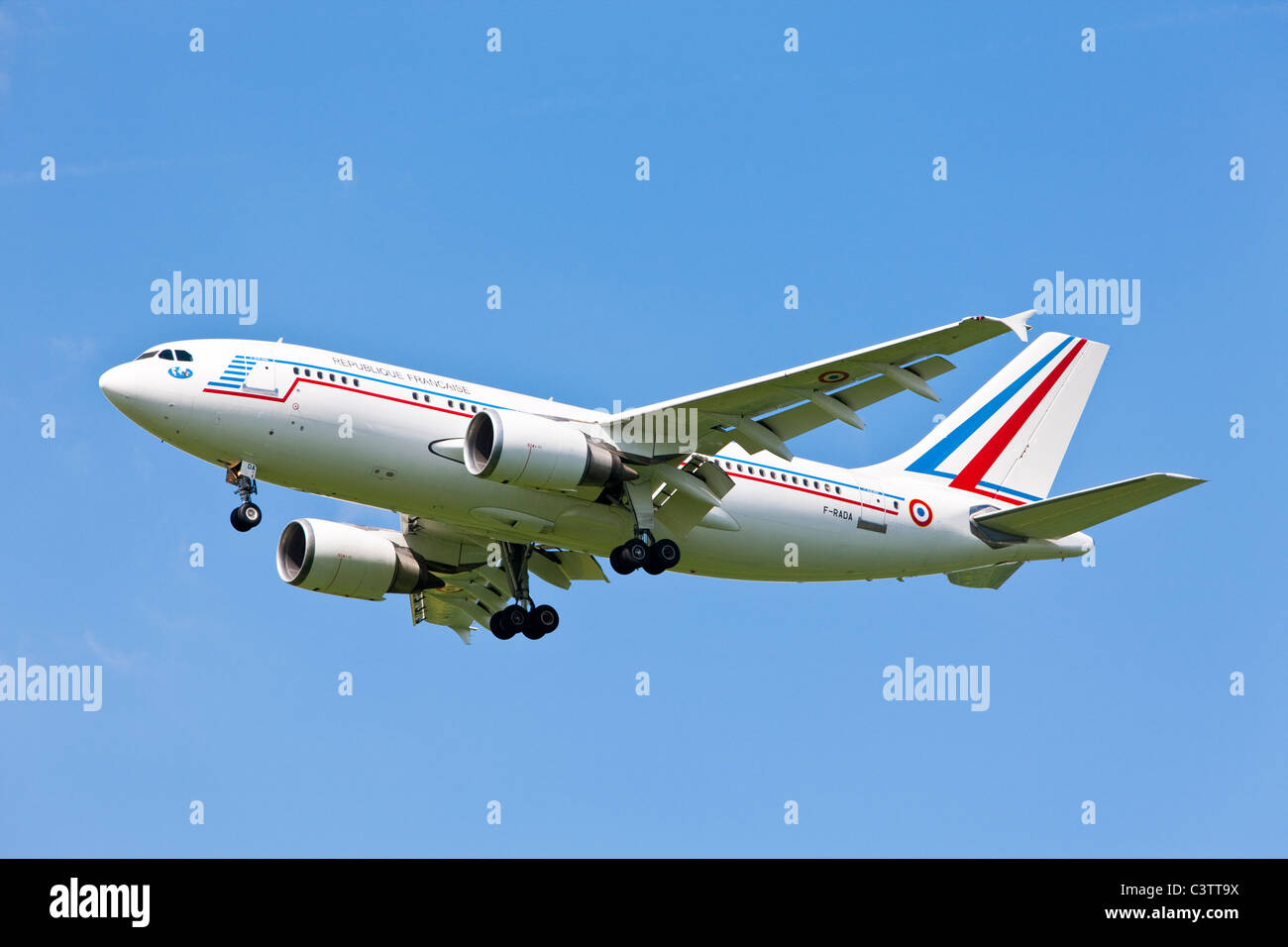 Volo Governo Francese o francese Air Force ( Airbus A 310 ) prendendo il largo Foto Stock