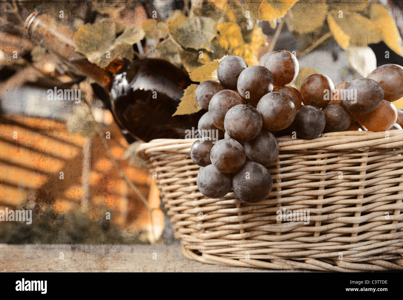 Bottiglia di vino di colore rosa e i mosti di uve in cesto.di vecchio stile. Foto Stock