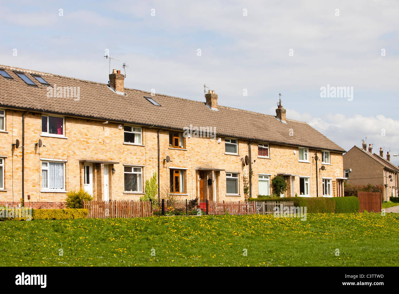 A partire dagli anni settanta consiglio case di Saltaire, nello Yorkshire, Regno Unito Foto Stock