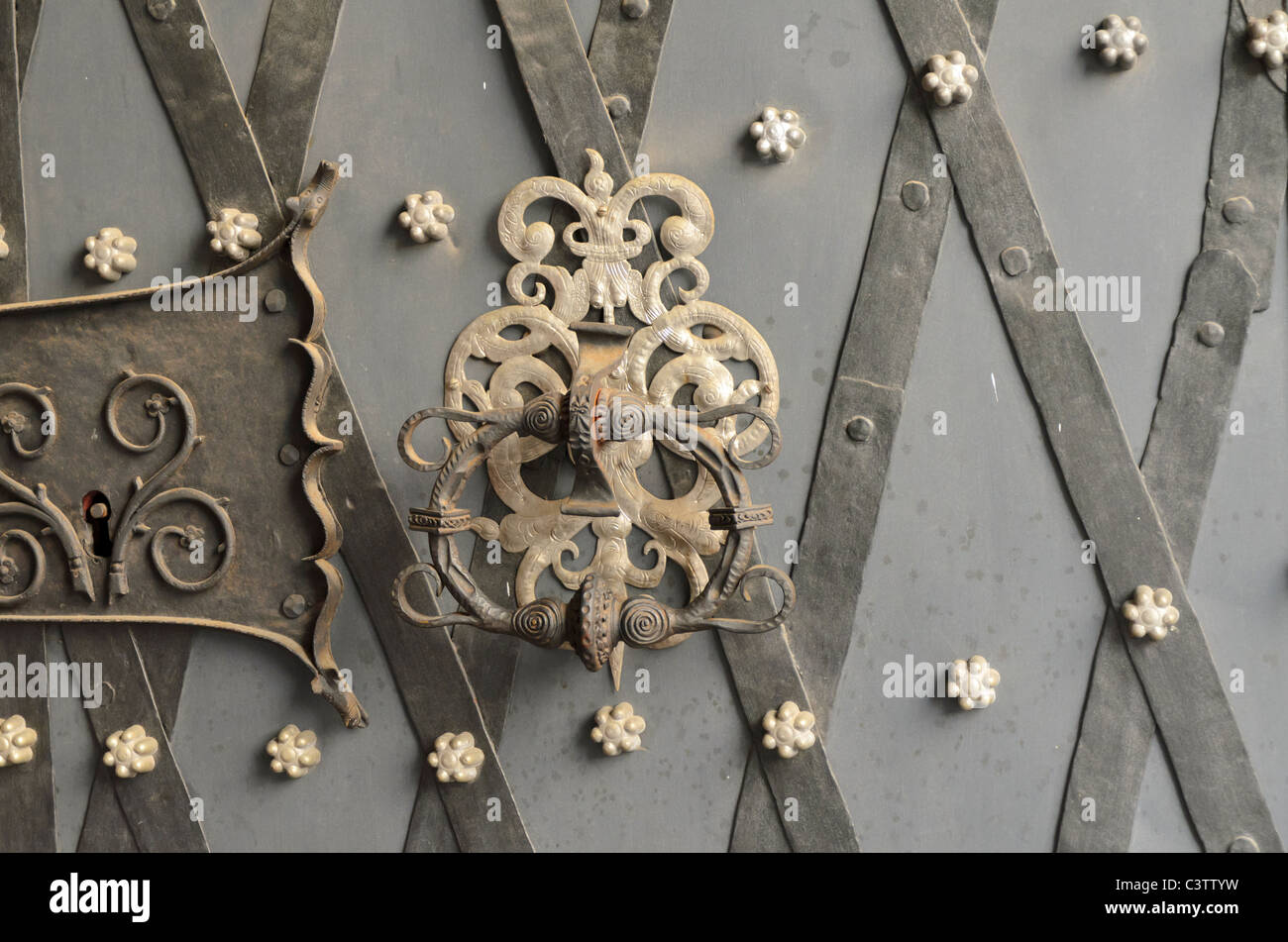 Ornati in lamiera porta respingente Foto Stock