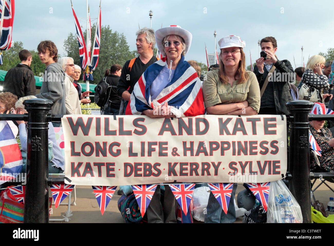 Royal Wedding fans con il loro banner fuori Buckingham Palace la notte prima del Royal Wedding, aprile 2011. Foto Stock