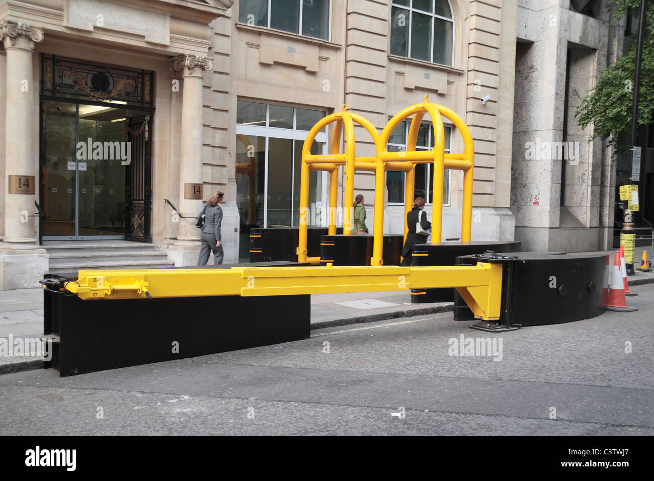 Un temporaneo blocco stradale/barriera in Tothill Street, portando a Westminster Abbey, la notte prima del Royal Wedding, aprile 2011. Foto Stock