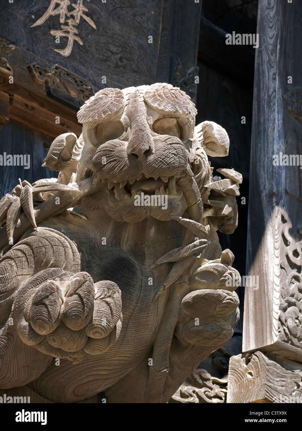 Lion scultura in legno da Yujiro Goto Naritasan Shinshoji tempio della città di Narita Giappone Foto Stock