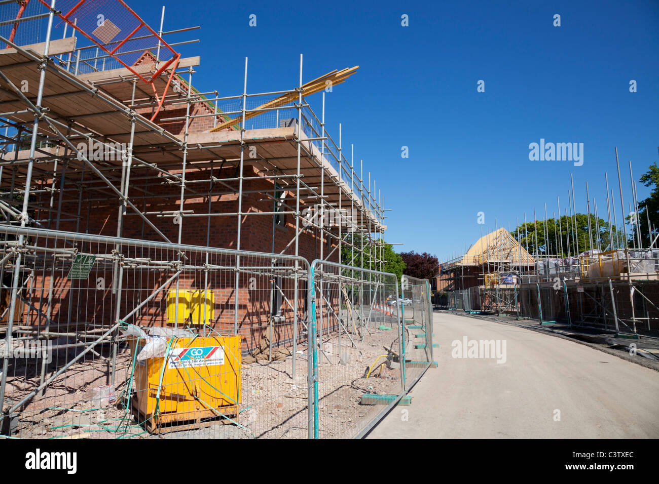 Nuova sede in costruzione su residential estate su un ex campo marrone sito Inghilterra GB UK EU Europe Foto Stock