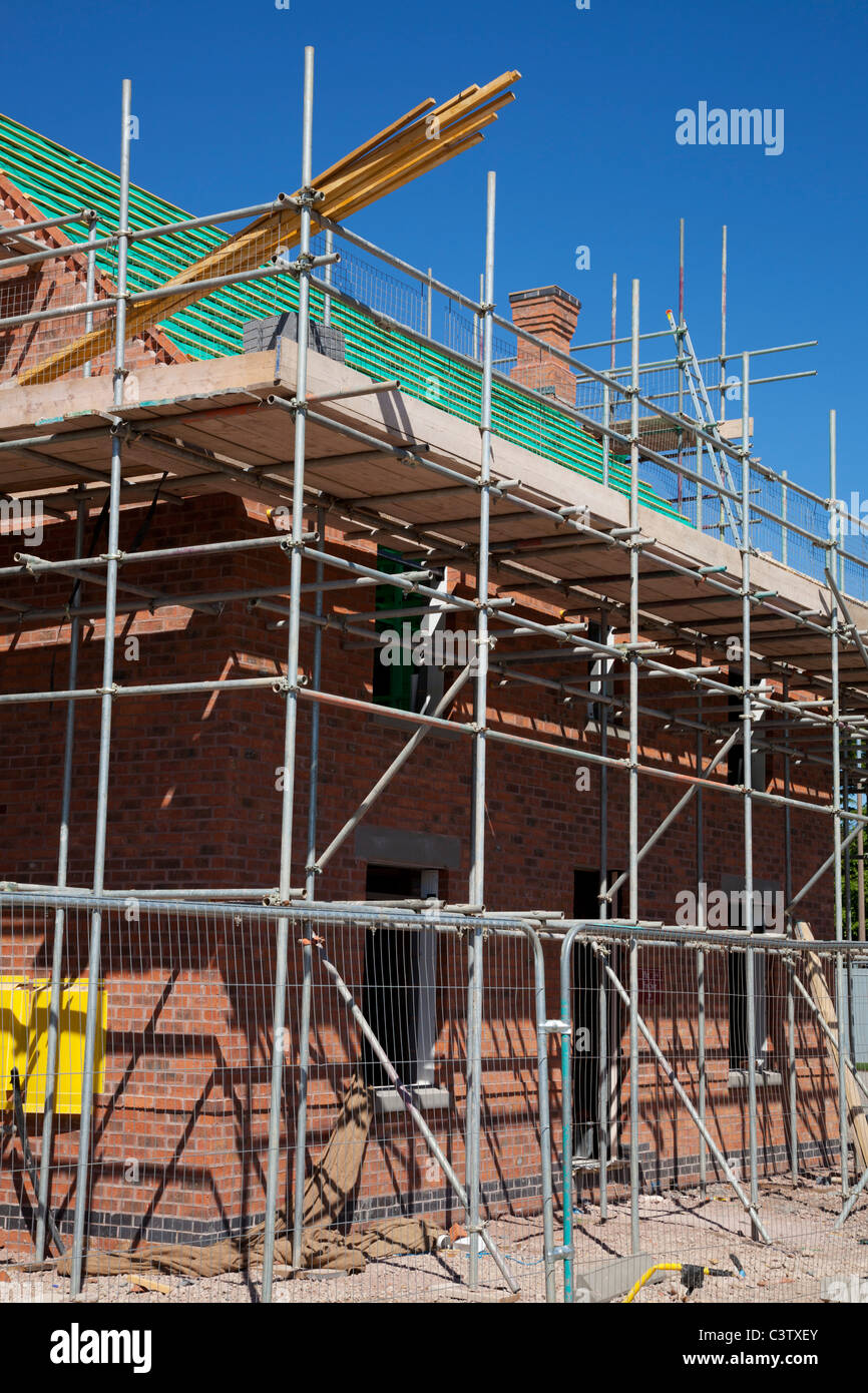 Nuova sede in costruzione su residential estate su un ex campo marrone sito Inghilterra GB UK EU Europe Foto Stock