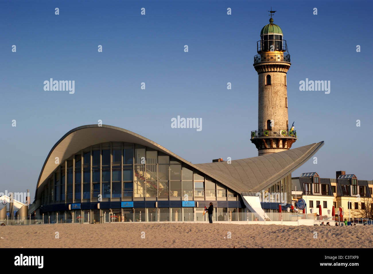 Faro e teepott ristorante, sulla Spiaggia di Warnemunde, Rostock, Meclenburgo-Pomerania Occidentale, Germania Foto Stock