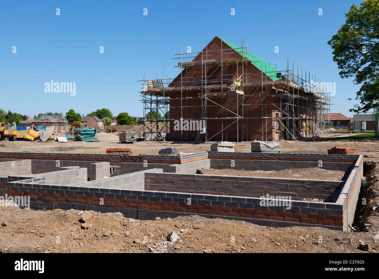 Nuova sede in costruzione su residential estate su un ex campo marrone sito Inghilterra GB UK EU Europe Foto Stock