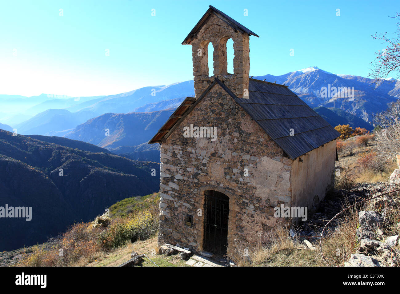 Dipinto e abbandonata cappella in cima collina villaggio in rovina di Amen nelle Gorges de Daluis Foto Stock