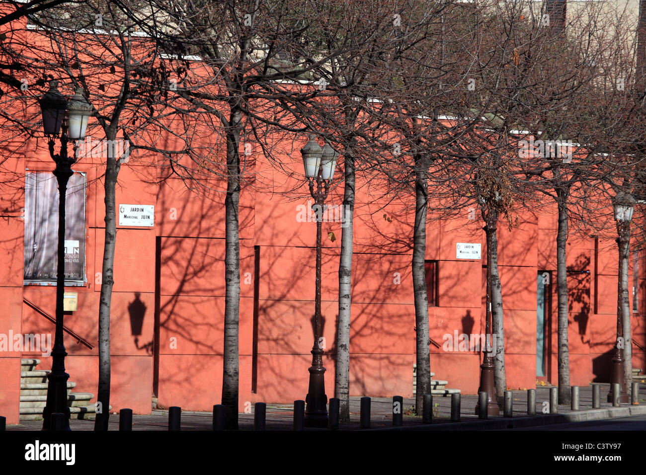 Strada fiancheggiata da alberi e architettura contemporanea nella città di Nizza Foto Stock