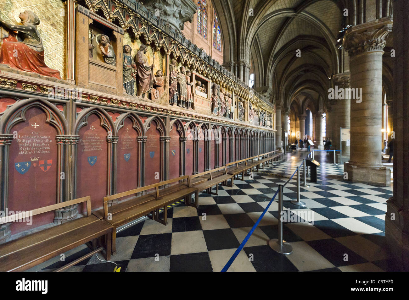 Gli interni della cattedrale di Notre Dame che mostra il coro schermo raffigurante le apparizioni del Risorto, Parigi, Francia Foto Stock
