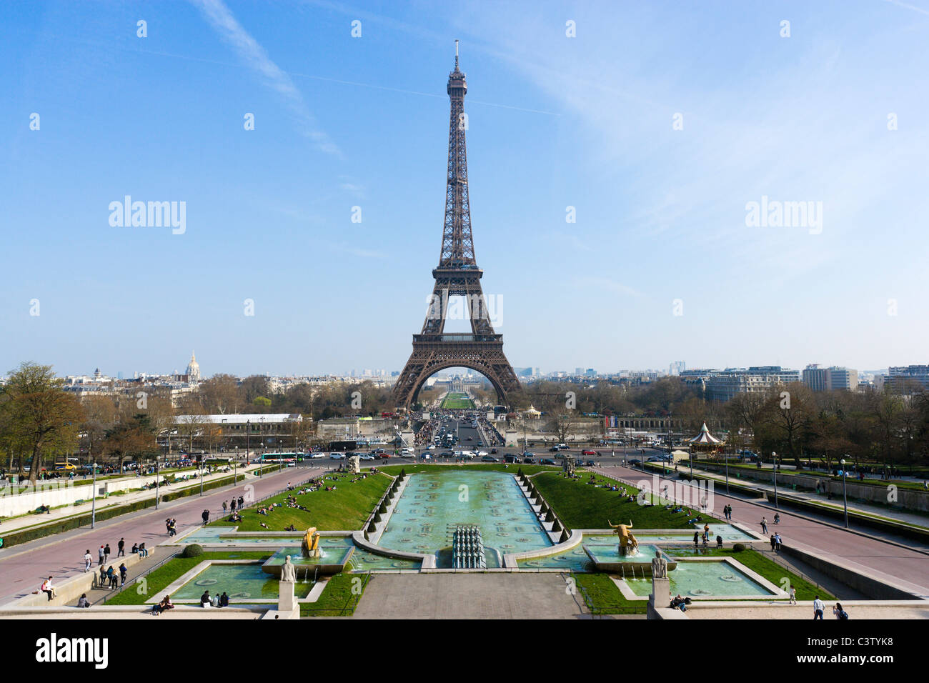 La Torre Eiffel su Champ de Mars visto dal Trocadero, Parigi, Francia Foto Stock