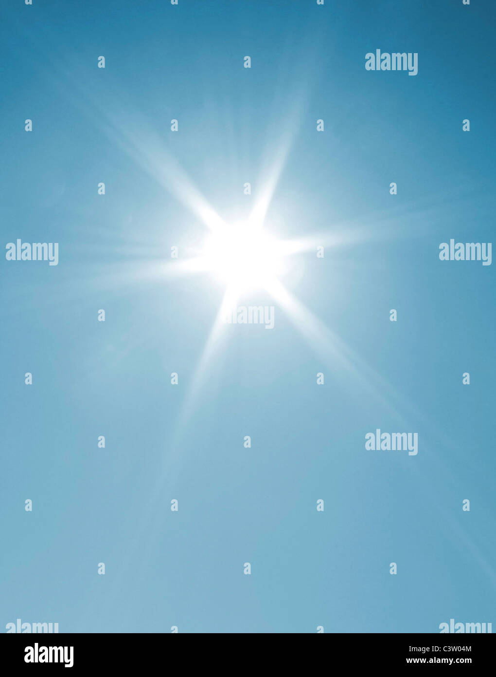 Il sole che splende su una giornata coudless Foto Stock